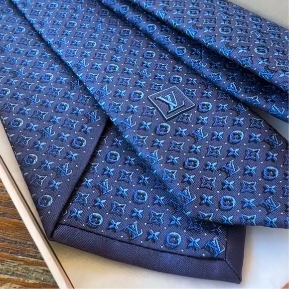 🔥LV HOLIDAY 25’🔥🆕💯LOUIS VUITTON LIMITED KNIGHT BLUE 3D-MONOGRAM MOTIF TIE🔥RARE✨ - Picture 4 of 17